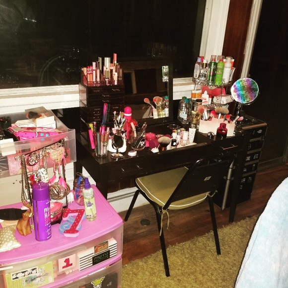 Meet your Posher, Laura - Picture 1 of 1